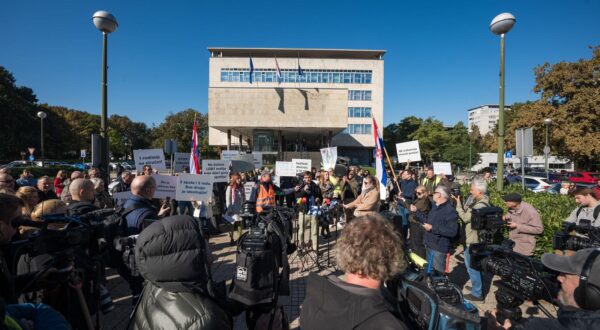 04.10.2025., Zagreb - U organizaciji Inicijative roditelja "Karte na stol" odrzalo se mirno okupljanje roditelja koji su zatrazili ukljucivanje roditelja u proces izrade kurikuluma zdravstvenog odgoja te istaknuli vaznost transparentnosti, javne rasprave i postivanja roditeljskih prava zajamcenih Ustavom. Photo: Marko Juric/PIXSELL
