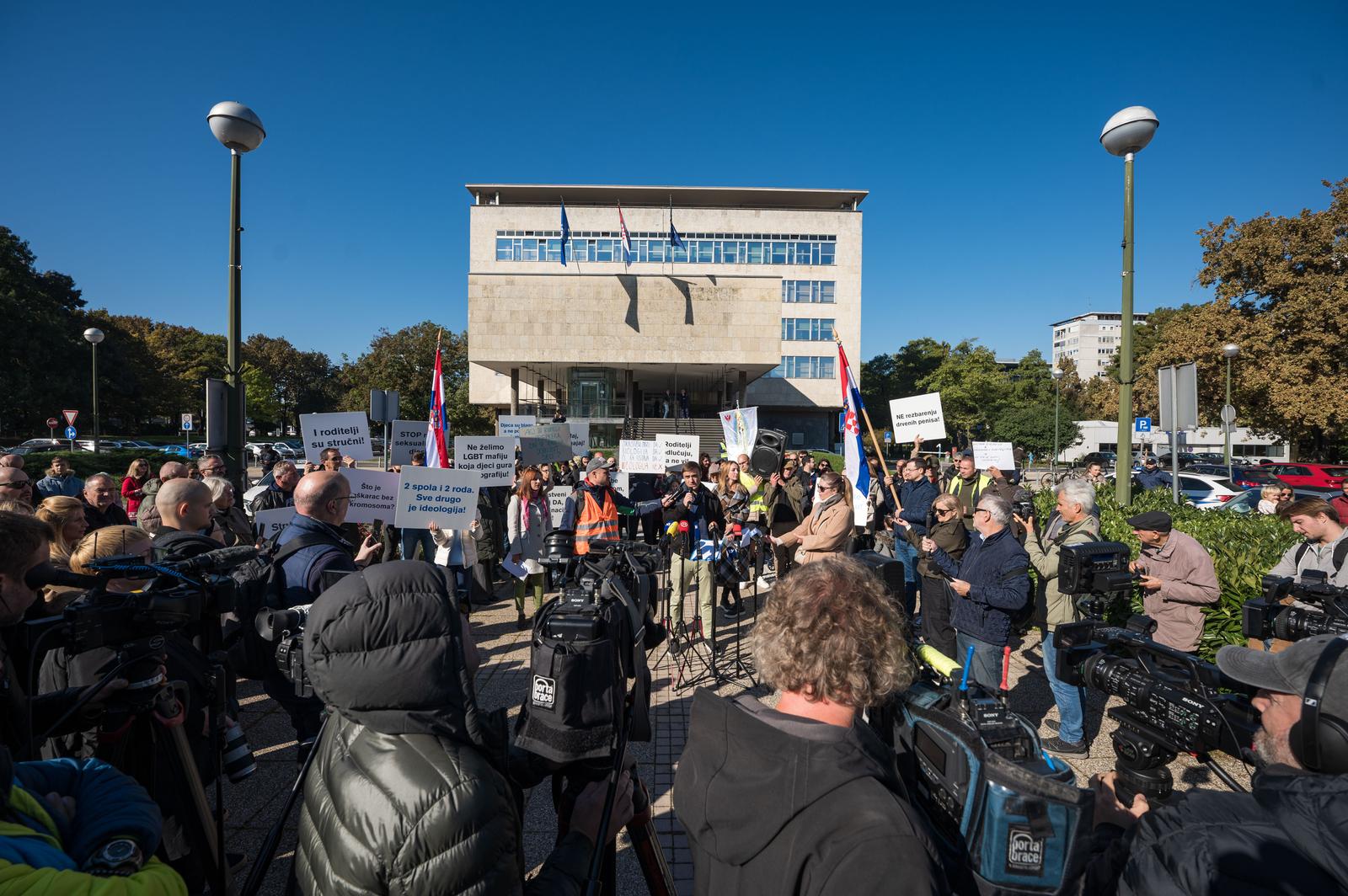 04.10.2025., Zagreb - U organizaciji Inicijative roditelja "Karte na stol" odrzalo se mirno okupljanje roditelja koji su zatrazili ukljucivanje roditelja u proces izrade kurikuluma zdravstvenog odgoja te istaknuli vaznost transparentnosti, javne rasprave i postivanja roditeljskih prava zajamcenih Ustavom. Photo: Marko Juric/PIXSELL