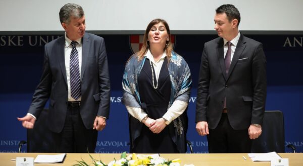 05.04.2019, Zagreb - Svecano potpisivanje ugovora o dodjeli bespovratnih sredstava Uspostava hitne pomorske medicinske sluzbe brzim brodicama cime ce se uspostaviti hitna pomorska medicinska sluzba prijevoza specijaliziranim brodicama koja ukljucuje sest brodica te nabavku potrebne opreme za pruzanje hitne medicinske skrbi. Ugovore su u Ministarstvu regionalnoga razvoja i fondova europske unije potpisali ministri Gabrijela Zalac i Milan Kujundzic te ravantelj SAFU-a Tomislav Petric.rPhoto: Jurica Galoic/PIXSELL rrrrrrr