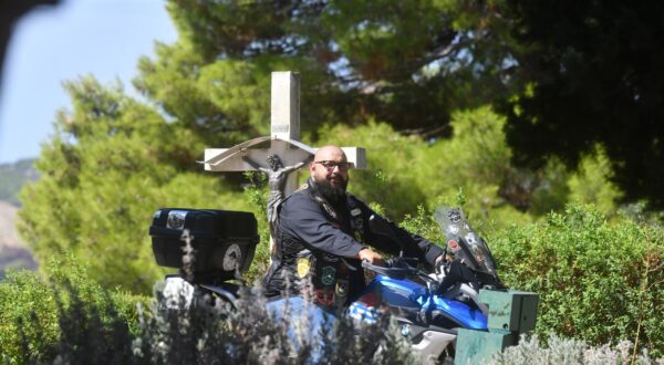 06.09.2024., Grebastica - Don Ante Skugor svecenik Sibenske bikupije kolekicionar dresova i bajker.
 Photo: Hrvoje Jelavic/PIXSELL