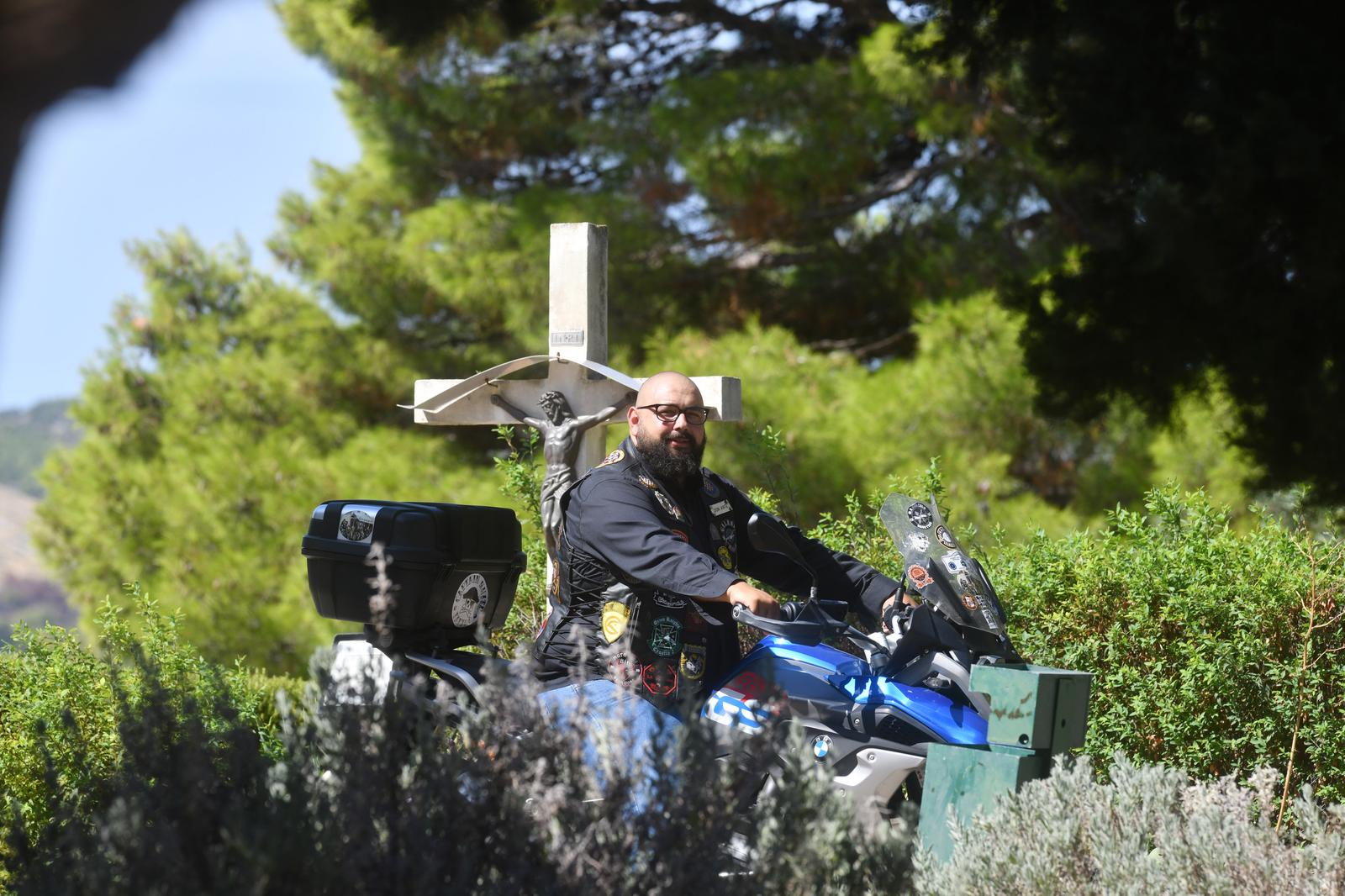 06.09.2024., Grebastica - Don Ante Skugor svecenik Sibenske bikupije kolekicionar dresova i bajker.
 Photo: Hrvoje Jelavic/PIXSELL