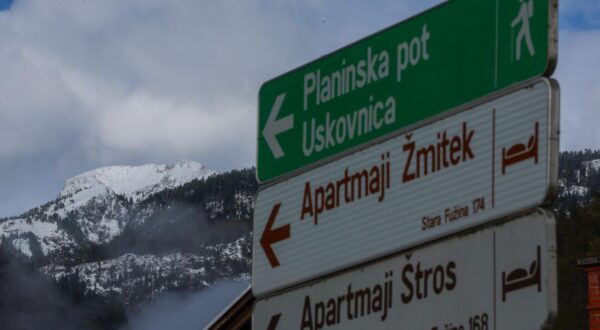 06.10.2025., Stare Fuzine, Slovenija - U stozer spasilacke sluzbe stigli su slovenski i hrvatski ministri unutarnjih poslova Bostjan Poklukar i Davor Bozinovic koji je ponudio pomoc hrvatskog helikoptera i hrvatskih gorskih spasilaca. Spasilacka akcija ispod vrha Tosca u Julijskim Alpama, gdje je lavina u nedjelju zatrpala troje hrvatskih planinara, nastavlja se u ponedjeljak nakon sto je bila prekinuta tijekom noci.  Photo: Sanjin Strukic/PIXSELL