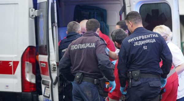 06, November, 2021, Belgrade - After the attack on the police officers, they were taken care of at the Sremcica Health Center, from where they were transferred to the Emergency Center. Photo: Antonio Ahel/ATAImages

06, novembar, 2021, Beograd - Posle napada na policijske sluzbenike oni su zbrinuti u Domu zdravlja Sremcica, odakle su potpom prebaceni u Urgentni centar. Photo: Antonio Ahel/ATAImages Photo: Antonio Ahel/PIXSELL
