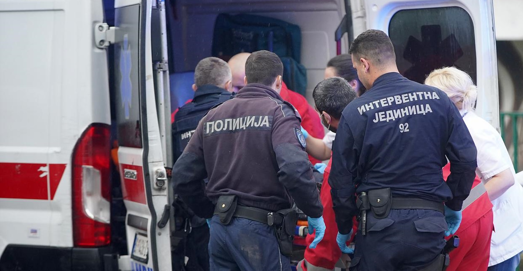 06, November, 2021, Belgrade - After the attack on the police officers, they were taken care of at the Sremcica Health Center, from where they were transferred to the Emergency Center. Photo: Antonio Ahel/ATAImages

06, novembar, 2021, Beograd - Posle napada na policijske sluzbenike oni su zbrinuti u Domu zdravlja Sremcica, odakle su potpom prebaceni u Urgentni centar. Photo: Antonio Ahel/ATAImages Photo: Antonio Ahel/PIXSELL