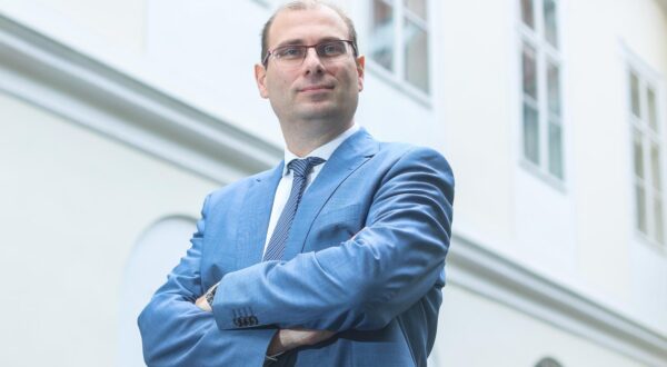 06.12.2023., Zagreb - Prof. dr. sc. Frane Stanicic rodjen je u Makarskoj, 5. kolovoza 1981. Osnovnu skolu zavrsio je u Baskoj Vodi, a opcu gimnaziju u Makarskoj. Diplomirao je na Pravnom fakultetu Sveucilista u Zagrebu 2006., a doktorirao na istom fakultetu 2011. na temu: „Razvoj instituta izvlastenja u Hrvatskoj“. Redoviti profesor je na Katedri za upravno pravo Pravnog fakulteta u Zagrebu. Photo: Sanjin Strukic/PIXSELL