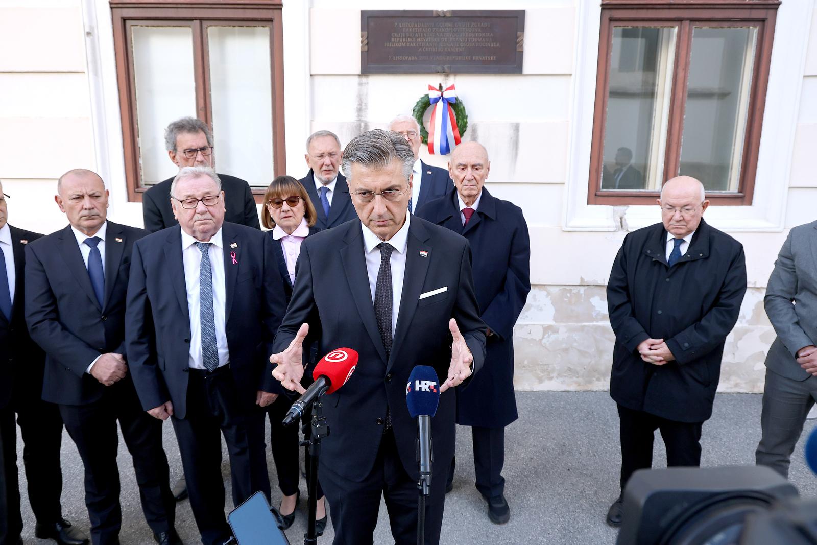 07.10.2025., Zagreb - Povodom obiljezavanja 34. obljetnice raketiranja Banskih dvora predsjednik Vlade Andrej Plenkovic polozio je lovorov vijenac ispred spomen-ploce na zgradi Vlade Republike Hrvatske. Uz predsjednika Vlade bili su Vladimir Seks, predsjednik 5. saziva Hrvatskog sabora, Franjo Greguric, treci predsjednik Vlade Republike Hrvatske, Tomo Medved, potpredsjednik Vlade i ministar hrvatskih branitelja, Ivan Anusic, potpredsjednik Vlade i ministar obrane, Damir Habijan, ministar pravosudja, uprave i digitalne transformacije te posebni savjetnici predsjednika Vlade Zvonko Kusic i Mate Granic. Photo: Patrik Macek/PIXSELL