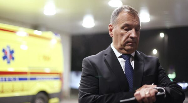 07.11.2023., Zagreb - Hitni prijem bolnice Rebro. Zbog zaprimljenih pacijenata uslijed konzumacije navodno kontaminirane mineralne vode Romerquelle Emotion Blueberry Pomegranate i-ili Coca Cole, ministar zdravstva Vili Beros, Krunoslav Capak i zamjenik ravnatelja bolnice Milivoj Novak obratili su se medijima. Photo: Sanjin Strukic/PIXSELL