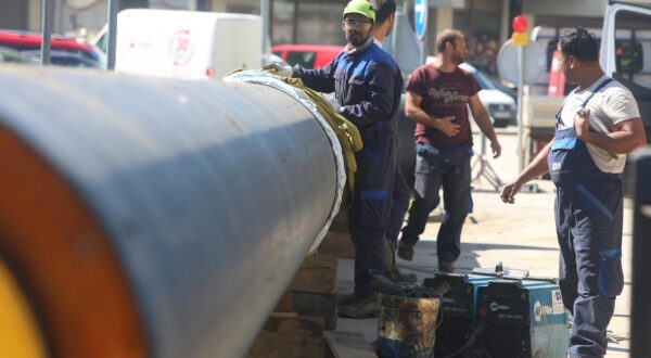 08.082023., Karlovac - Nastavlaju se radovi na obnovi vrelovoda u ulici Tina Ujevica zbog cega je dio ulice zatvoren za sav promet. Zamjena vrelovodnih cijevi i ventilskih okana provodi se u sklopu projekta Revitalizacija vrelovodne mreze u gradu Karlovcu sufinancirana je sredistvima EU fondova. Photo: Kristina Stedul Fabac/PIXSELL