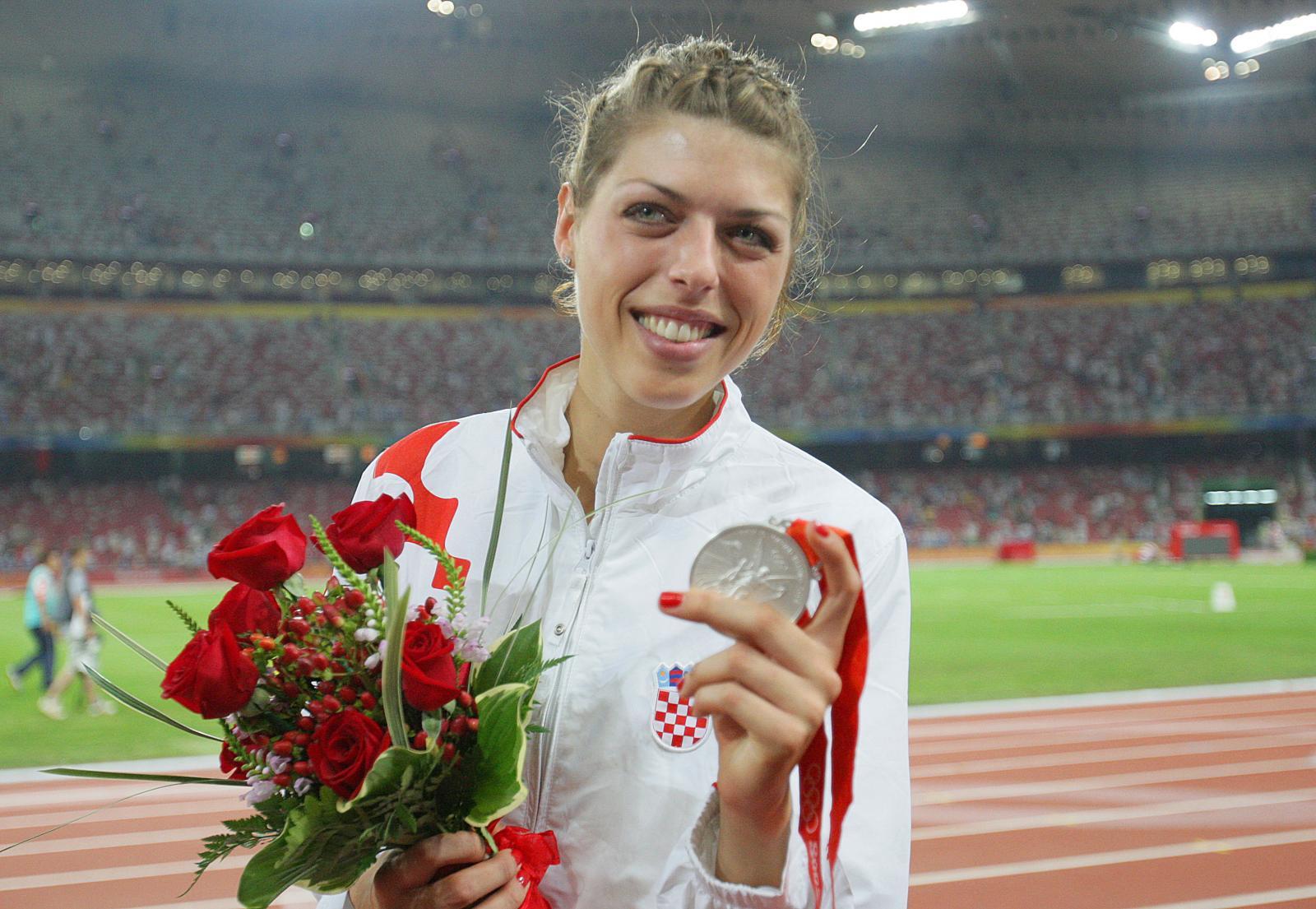 23.08.2008. Peking, Beijing - Najbolja hrvatska sportasica Blanka Vlasic osvojila je srebrnu medalju u skoku u vis na Olimpijskim igrama.Zlatno je osvojila Tija Hellebaut koja je visinu 205 centimetara preskocila iz prvog pokusaja, dok je Blanki to uspjelo iz drugog.Broncana je Ruskinja Ana Cicerova s preskocenih 203 cm.r"nPhoto: Zeljko Lukunic/PIXSELL