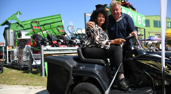 08.09.2023., Bjelovar - Otvoren jubilarni 30. Jesenski medjunarorodni bjelovarski sajam. Dobro raspolozeni Visnja i Zdravko Pevec koji iznova punom parom grabe naprijed i izlazu na sajmu, mogu se pohvaliti da imaju najvisi traktor na sajmu. Njihov izlozbeni prostor posjetio je i Davor Bernardic.  Photo: Damir Spehar/PIXSELL