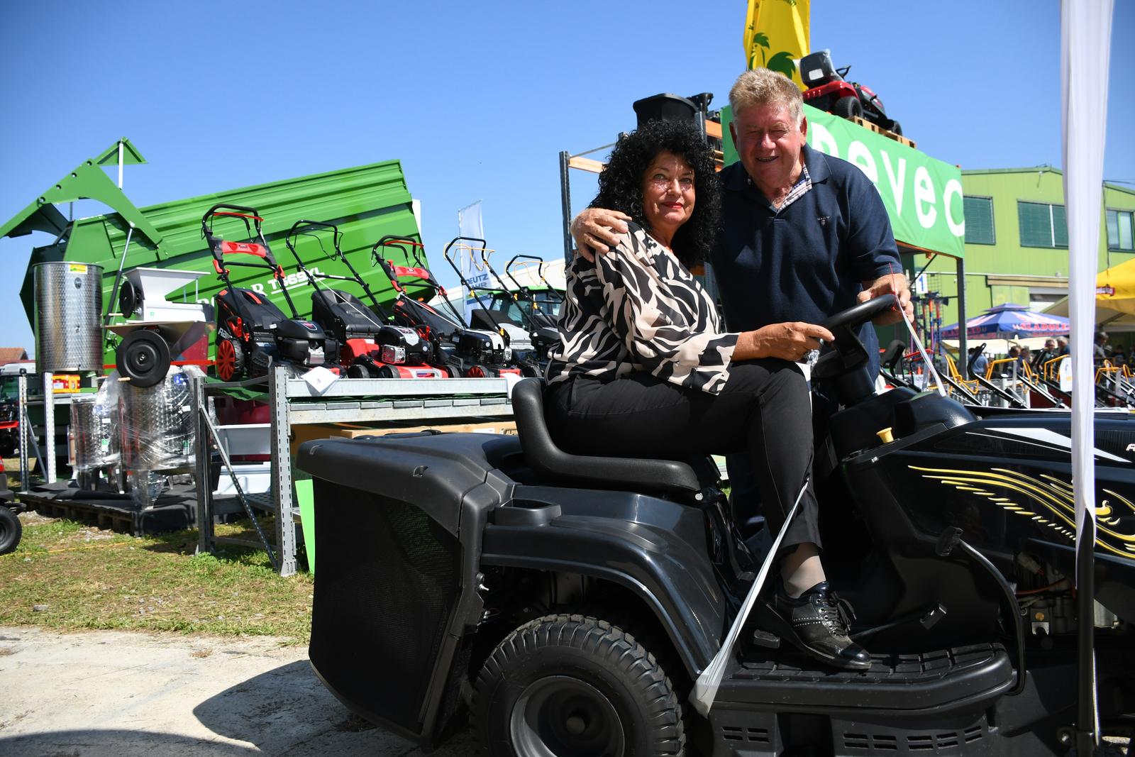 08.09.2023., Bjelovar - Otvoren jubilarni 30. Jesenski medjunarorodni bjelovarski sajam. Dobro raspolozeni Visnja i Zdravko Pevec koji iznova punom parom grabe naprijed i izlazu na sajmu, mogu se pohvaliti da imaju najvisi traktor na sajmu. Njihov izlozbeni prostor posjetio je i Davor Bernardic.  Photo: Damir Spehar/PIXSELL