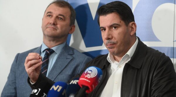 08.10.2025.,Split-Saborski zastupnici Mosta Ivica Ledenko i Nikola Grmoja odrzali konferenciju za medije s temom inicijative Mosta za opoziv ministrice kulture i medija, Nine Obuljen Korzinek. Navedeni razlozi zbog kojih ce biti podnesen Prijedlog za iskazivanje nepovjerenja ministrici Obuljen Korzinek, s naglaskom na aktualne afere i propuste u radu Ministarstva kulture i medija, kao i na sire ideoloske i politicke okolnosti koje su dovele do ovog zahtjeva. Photo: Ivana Ivanovic/PIXSELL