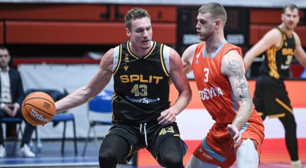 08.10.2025., Zagreb - Utakmica 3. kola prvenstva Hrvatske za kosarkase Cedevita Junior - Split. Leon Radosevic, Ivan Karacic. Photo: Josip Regovic/PIXSELL