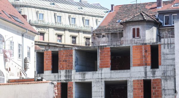 09.04.2025., Zagreb - Gordana Rusak neovisna zastupnica u Skupstini Grada Zagreba odrzala je konferenciju za medije s temom podnesene kaznene prijave za pogodovanje gradske vlasti u bespravnoj gradnji mastodontske stambene zgrade u strogom centru grada u srcu pjesacke zone u Staroj Vlaskoj ulici. Photo: Slavko Midzor/PIXSELL