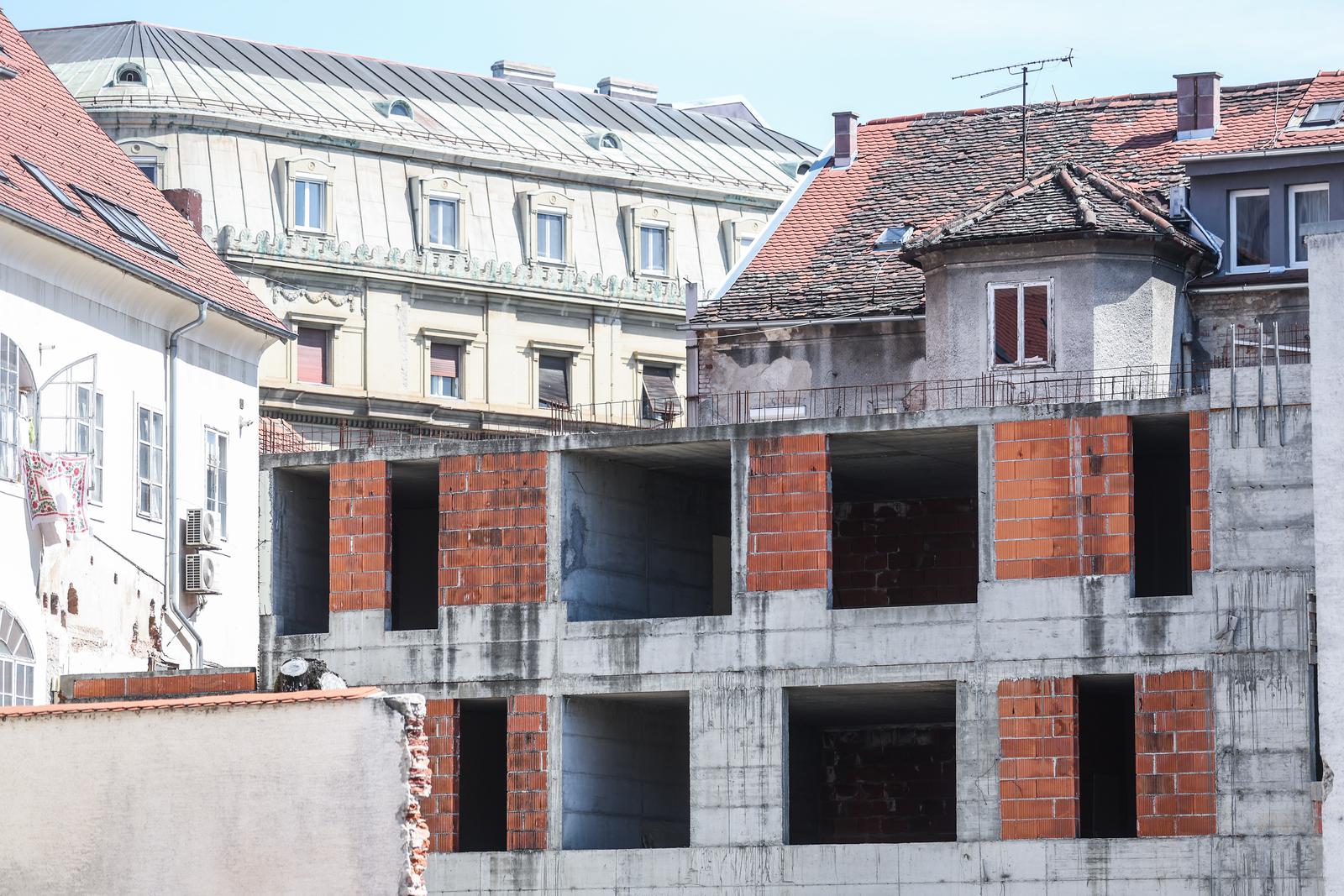 09.04.2025., Zagreb - Gordana Rusak neovisna zastupnica u Skupstini Grada Zagreba odrzala je konferenciju za medije s temom podnesene kaznene prijave za pogodovanje gradske vlasti u bespravnoj gradnji mastodontske stambene zgrade u strogom centru grada u srcu pjesacke zone u Staroj Vlaskoj ulici. Photo: Slavko Midzor/PIXSELL