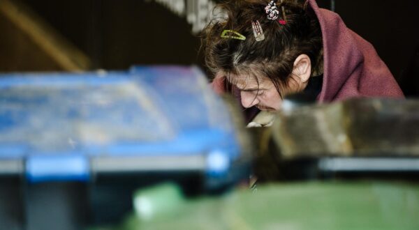 09.06.2022., Zagreb - Trg bana Josipa Jelacica. Iako bas nije bila raspolozena za fotografiranje baka Ljubica bila je raspolozena za razgovor. Skrila se medju kante za smece ne bi li se zastitila od vjetra i kise, medju smecem niti je policijski sluzbenici u prolazu nisu zamijetili a njezino stanje prikazuje kako je zivot nije mazio. Tako nam se pohvalila da nakon dvije godine sada ponovo normalno vidi jer su joj dobri ljudi iz bolnice Sveti Duh pomogli i operacijom omogucili da progleda. Inace vrlo skromna i uvijek nasmijana iako zivi u teskim uvjetima svaki put spomene dobre ljude iz crkve Sv. Josipa na Tresnjevci. Oni joj naime cesto pomognu a i nagovorili su je na operaciju ociju. Danas kao i svaki put kada dodje u centar grada ceka svoju prijateljicu, zagrnuta i s mnostvom stvari, kao da citav zivot nosi u tim svojim vrecama, s komadicem hrane u rukama na trenutak je i usnula. A nadamo se da sanja jedan san koji ce se pretvoriti u stvarnost, san o boljem i sretnijem zivotu.  Photo: Sanjin Strukic/PIXSELL