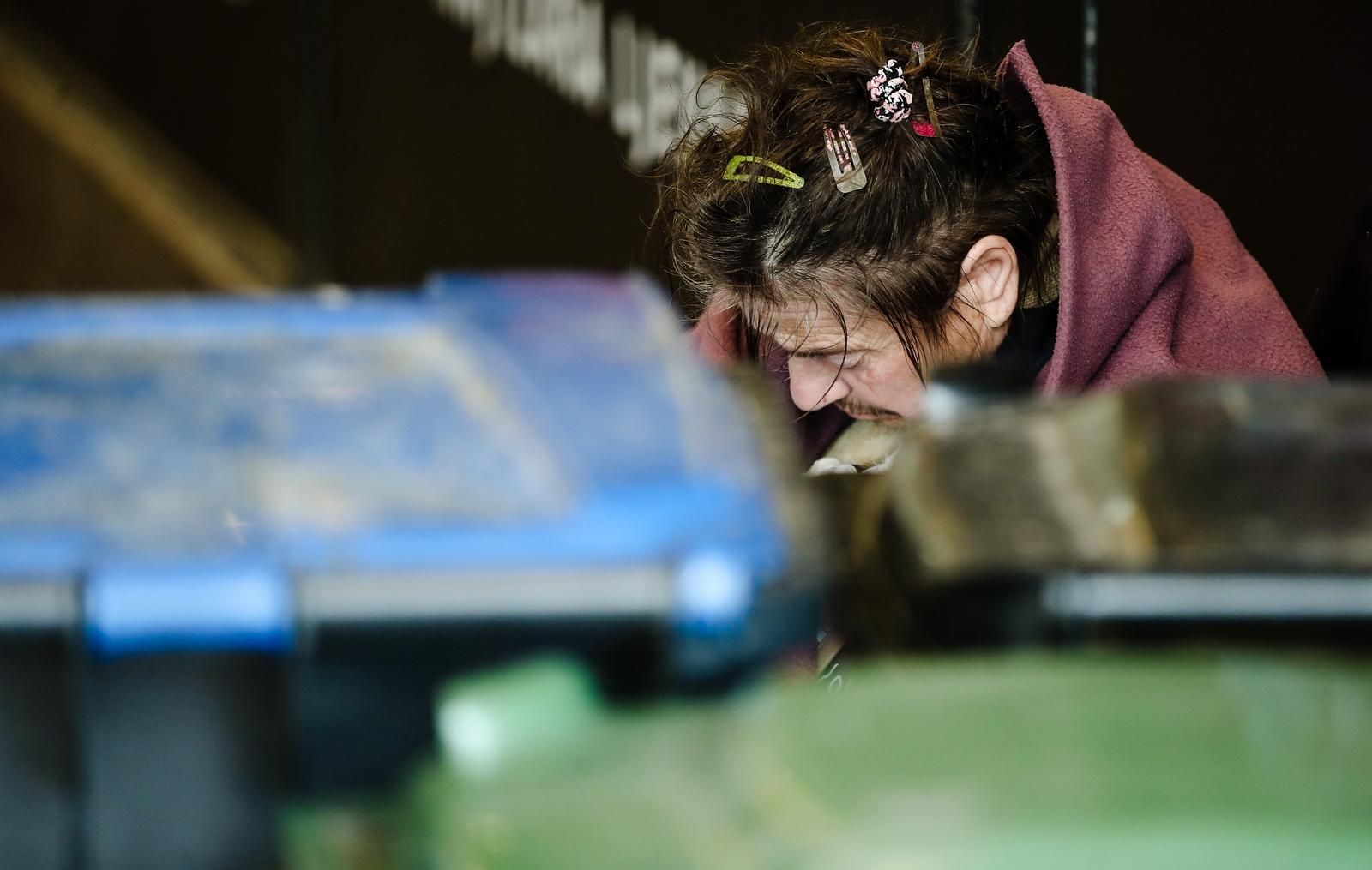 09.06.2022., Zagreb - Trg bana Josipa Jelacica. Iako bas nije bila raspolozena za fotografiranje baka Ljubica bila je raspolozena za razgovor. Skrila se medju kante za smece ne bi li se zastitila od vjetra i kise, medju smecem niti je policijski sluzbenici u prolazu nisu zamijetili a njezino stanje prikazuje kako je zivot nije mazio. Tako nam se pohvalila da nakon dvije godine sada ponovo normalno vidi jer su joj dobri ljudi iz bolnice Sveti Duh pomogli i operacijom omogucili da progleda. Inace vrlo skromna i uvijek nasmijana iako zivi u teskim uvjetima svaki put spomene dobre ljude iz crkve Sv. Josipa na Tresnjevci. Oni joj naime cesto pomognu a i nagovorili su je na operaciju ociju. Danas kao i svaki put kada dodje u centar grada ceka svoju prijateljicu, zagrnuta i s mnostvom stvari, kao da citav zivot nosi u tim svojim vrecama, s komadicem hrane u rukama na trenutak je i usnula. A nadamo se da sanja jedan san koji ce se pretvoriti u stvarnost, san o boljem i sretnijem zivotu.  Photo: Sanjin Strukic/PIXSELL