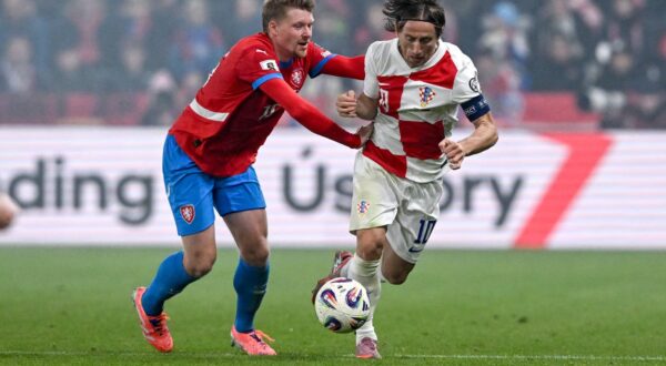 09.10.2025., stadion Fortuna, Prag, Ceska - Kvalifikacije za FIFA Svjetsko nogometno prvenstvo 2026., skupina L, Ceska - Hrvatska. Pavel Sulc i Luka Modric Photo: Marko Lukunic/PIXSELL