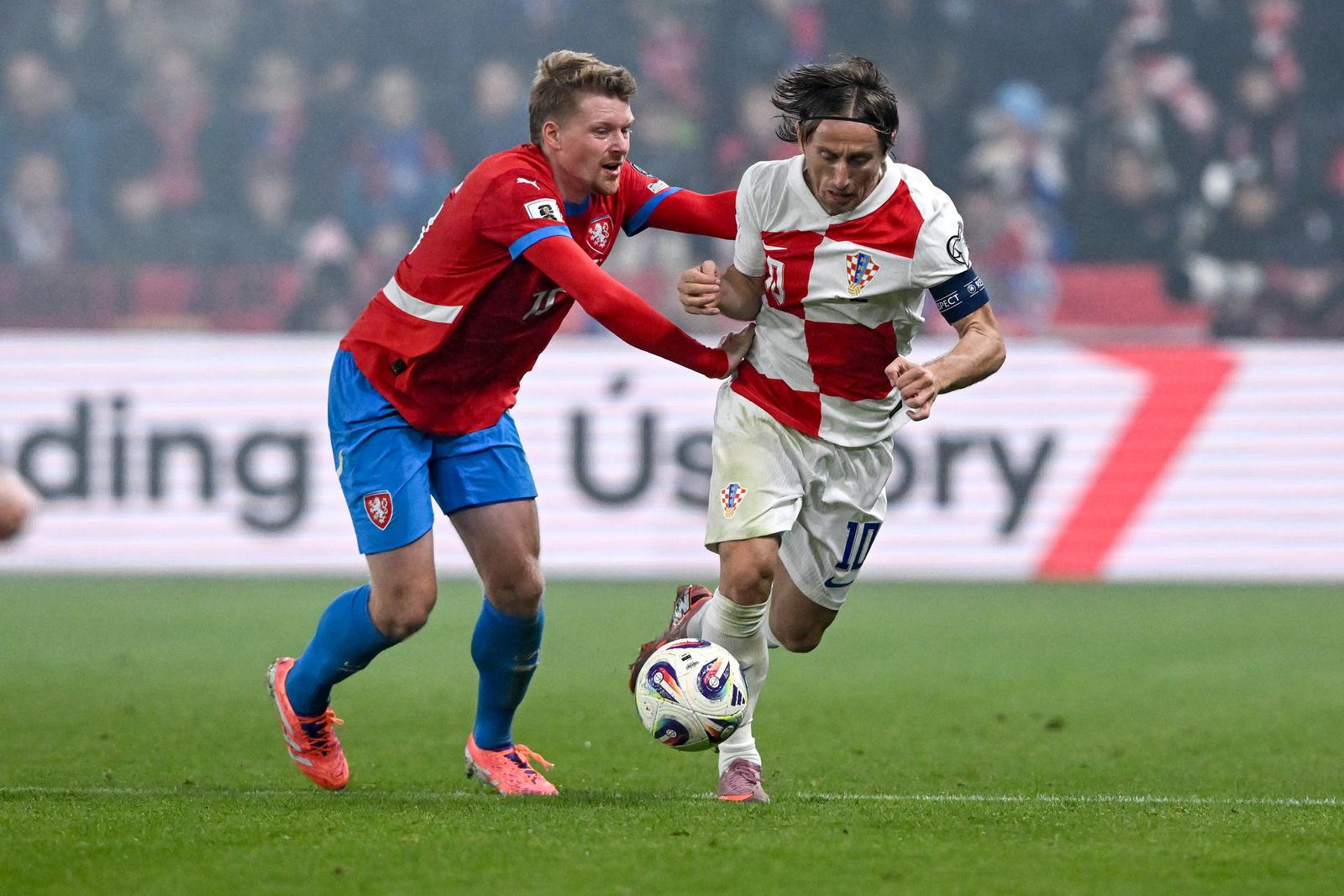 09.10.2025., stadion Fortuna, Prag, Ceska - Kvalifikacije za FIFA Svjetsko nogometno prvenstvo 2026., skupina L, Ceska - Hrvatska. Pavel Sulc i Luka Modric Photo: Marko Lukunic/PIXSELL