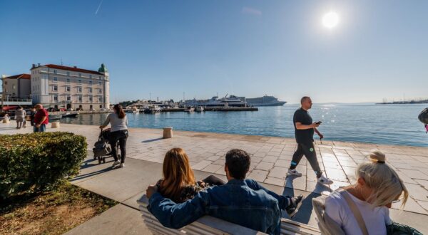 09.11.2024., Split - Suncano i toplo poslijepodne na splitskoj rivi. Photo: Zvonimir Barisin/PIXSELL