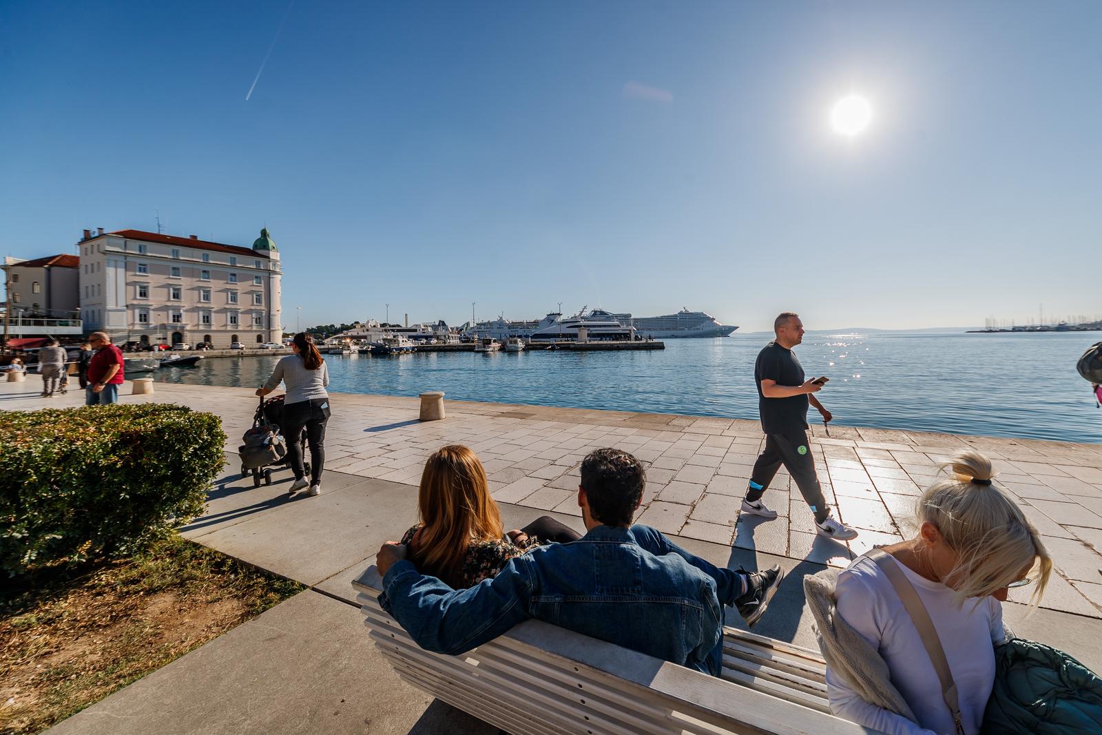 09.11.2024., Split - Suncano i toplo poslijepodne na splitskoj rivi. Photo: Zvonimir Barisin/PIXSELL