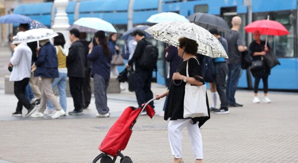 10.09.2025., Zagreb - Najavljeno pogorsanje vremena zahvatilo je i Zagreb. Tijekom dana biti ce pretezno oblacno, uglavnom od sredine dana mjestimice kisa, pa i u obliku pljuskova s grmljavinom, prema veceri moguce i obilnim. Zapuhat ce umjeren jugoistocni vjetar, u okolnom gorju na udare i jak. Photo: Patrik Macek/PIXSELL