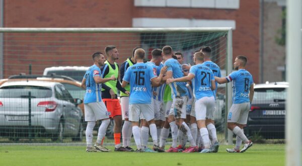 10.09.2025., Stadion Borovo naselje, Vukovar - SuperSport Hrvatski nogometni kup, sesnaestina finala, HNK Vukovar 1991 - HNK Cibalia. Slavlje nogometasa Cibalije nakon pogotka Svena Topica za vostvo 1:0. Photo: David Jerkovic/PIXSELL