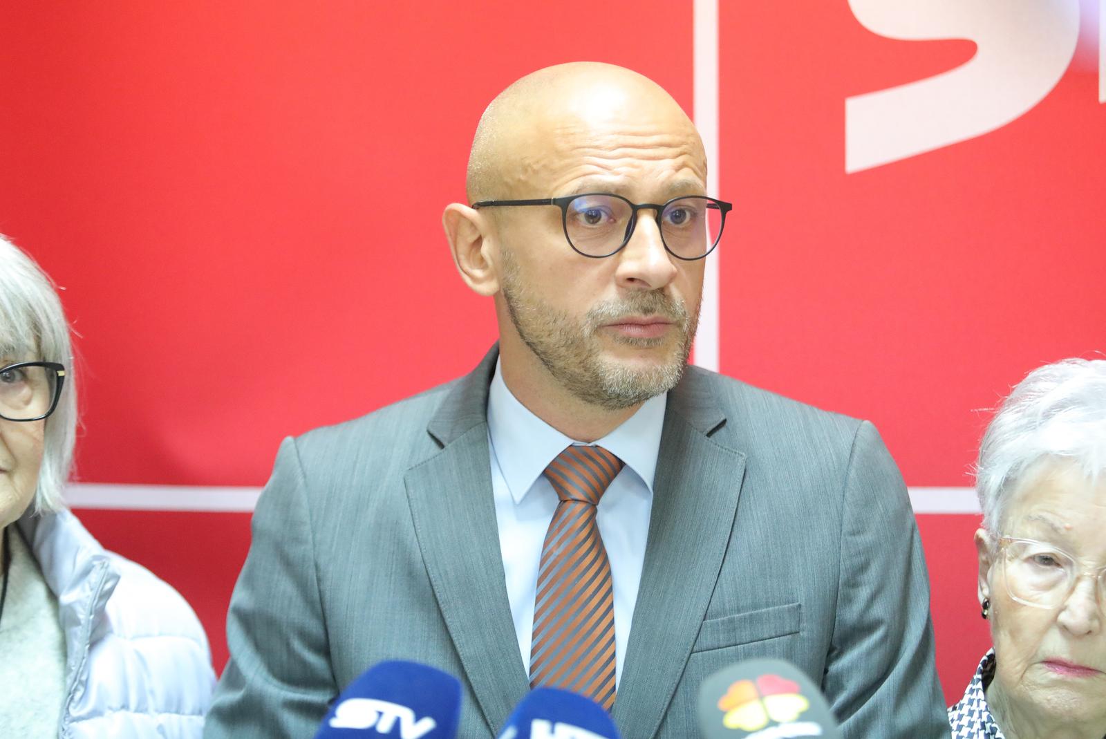 11.10.2025., Osijek - Boris Pilizota saborski zastupnik SDP-a odrzao je konferenciju za medije s temom 13. mirovina i inkluzivni dodatak.
 Photo: David Jerkovic/PIXSELL