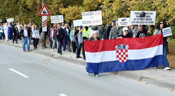 11.10.2025., Sisak - Udruga "Siscani ne zele biti smetliscani" organizirala prosvjed protiv dovoza i obrade troske iz Biljana Donjih u Sisak na kojem se okupilo oko tisucu Siscana.

 Photo: Nikola Cutuk/PIXSELL