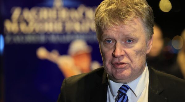 11.12.2024., Igraliste I Gimnazije, Zagreb - Zagrebacke mazoretkinje na celu s Alen Scuric odrzale konferenciju za medije povodom njihovog gasenja, jer ih grad Zagreb ne zeli financirati. Photo: Marko Prpic/PIXSELL