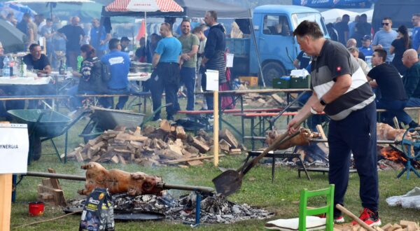 12.10.2024., Slavonski Brod - Pecenkijada na izletistu Poloj u organizaciji Moto kluba Brod, kojom svake godine zavrsavaju bikersku sezonu. Photo: Ivica Galovic/PIXSELL