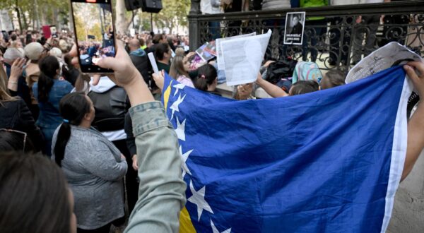 12.10.2025., Zagreb - Ukupljanje gradjana u Parku Zrinjevac u cast preminulog pjevaca Halida Beslica. Photo: Josip Regovic/PIXSELL
