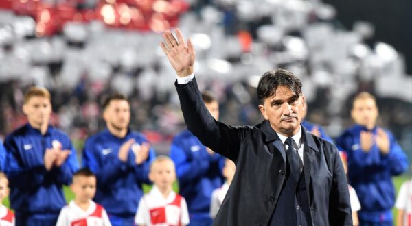 12.10.2025., stadion Varteks, Varazdin - Kvalifikacije za FIFA Svjetsko nogometno prvenstvo 2026., skupina L, Hrvatska - Gibraltar. Izborniku hrvatske nogometne reprezetacije Zlatku Dalicu urucen je dres za 100 nastup na klupi reprezetacije. Zlatko Dalic Photo: Vjeran Zganec Rogulja/PIXSELL