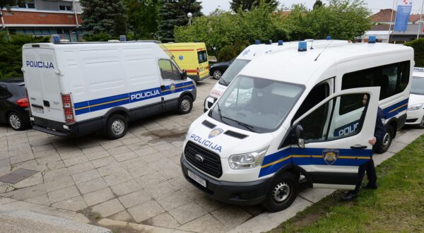 14.05.2019., Cakovec- Policija privodi migrante nakon pruzanja lijecnicke pomoci u Zupanijskoj bolnici Cakovec.rPhoto: Vjeran Zganec Rogulja/PIXSELL