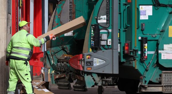 15.02.2024., Zagreb - Trg bana Josipa Jelacica. Gradska svakodnevica u sredistu grada. Radnici Cistoce ubacuju u kamion i odvoze otpad - papir sa nekoliko lokacija na glavnom gradskom trgu. Photo: Sanjin Strukic/PIXSELL