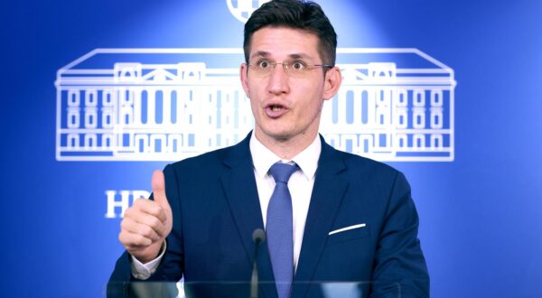 16.10.2025., Zagreb - Na konferenciji za medije odrzanoj u Saboru o temi „Izmjene Opceg poreznog zakona alibi su za uvodjenje masovnog nadzora gradjana“ govorio je zastupnik Zvonimir Troskot.
  Photo: Patrik Macek/PIXSELL