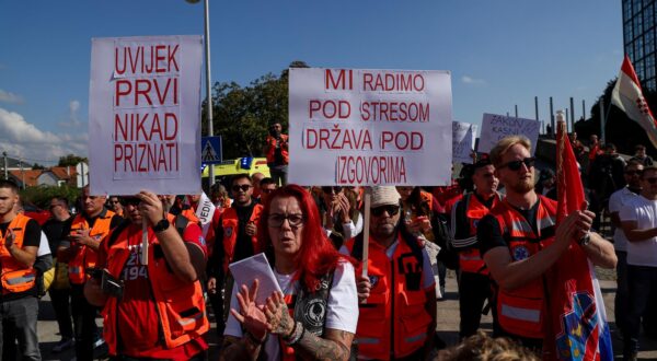 16.10.2025., Zagreb - Prosvjed djelatnika zavoda za Hitnu medicinu ispred NSK. Photo: Matija Habljak/PIXSELL