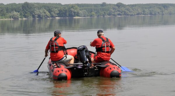 17.08.2013., Ilok - Oko ponoci se na Dunavu, kod odmorista Lovka nedaleko Iloka, prevrnuo camac u kojem se nalazilo devet osoba. Utopila se zena (29) iz Iloka, dvojica muskaraca (40 i 51 godina) su nestala, a sestero je pronadjeno i odvezeno u Zupanijsku opcu bolnicu u Vukovaru, gdje im je ukazana lijecnicka pomoc. Policija i HGSS jos tragaju za dvije osobe koje su bile u camcu. rPhoto: Goran Ferbezar/PIXSELL