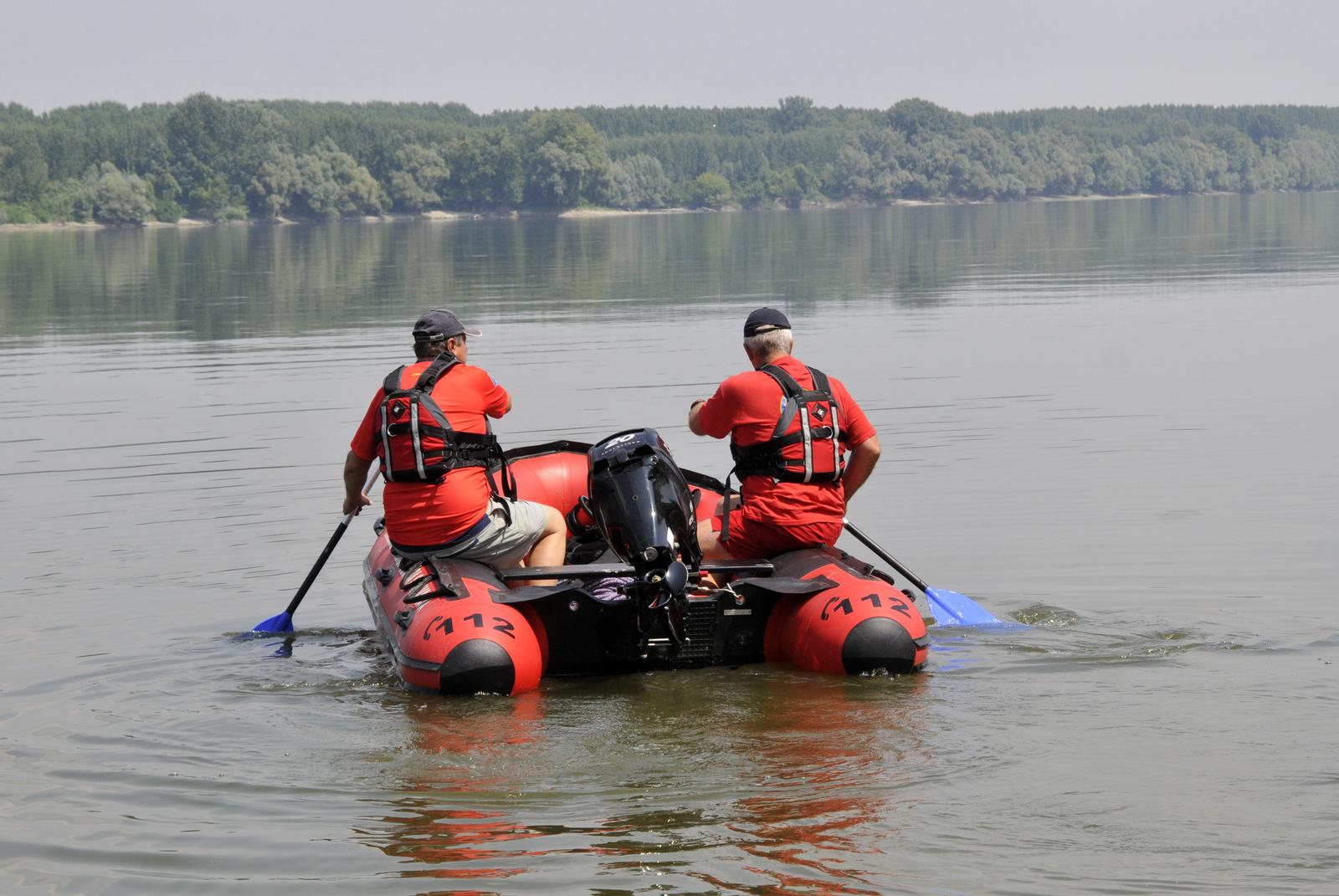 17.08.2013., Ilok - Oko ponoci se na Dunavu, kod odmorista Lovka nedaleko Iloka, prevrnuo camac u kojem se nalazilo devet osoba. Utopila se zena (29) iz Iloka, dvojica muskaraca (40 i 51 godina) su nestala, a sestero je pronadjeno i odvezeno u Zupanijsku opcu bolnicu u Vukovaru, gdje im je ukazana lijecnicka pomoc. Policija i HGSS jos tragaju za dvije osobe koje su bile u camcu. rPhoto: Goran Ferbezar/PIXSELL