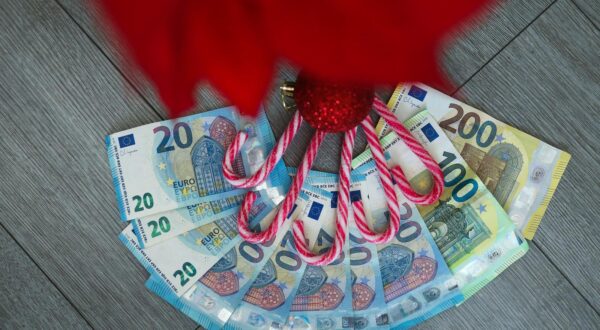 17.12.2023., Zagreb - Ilustracija, bozicnice isplacene u eurima Photo: Emica Elvedji/PIXSELL