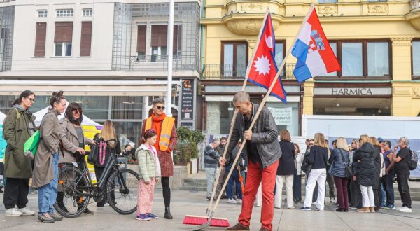 18.10.2025., Trg bana Josipa Jelacica, Zagreb - Javni performans umjetnika Sinise Labrovica Zastave svih zemalja, ujedinite se na Trgu bana Jelacica koji je trebao biti izveden na Oglede festivalu u Velikoj Gorici, a bio je otkazanom zbog pritisaka.  Photo: Goran Stanzl/PIXSELL