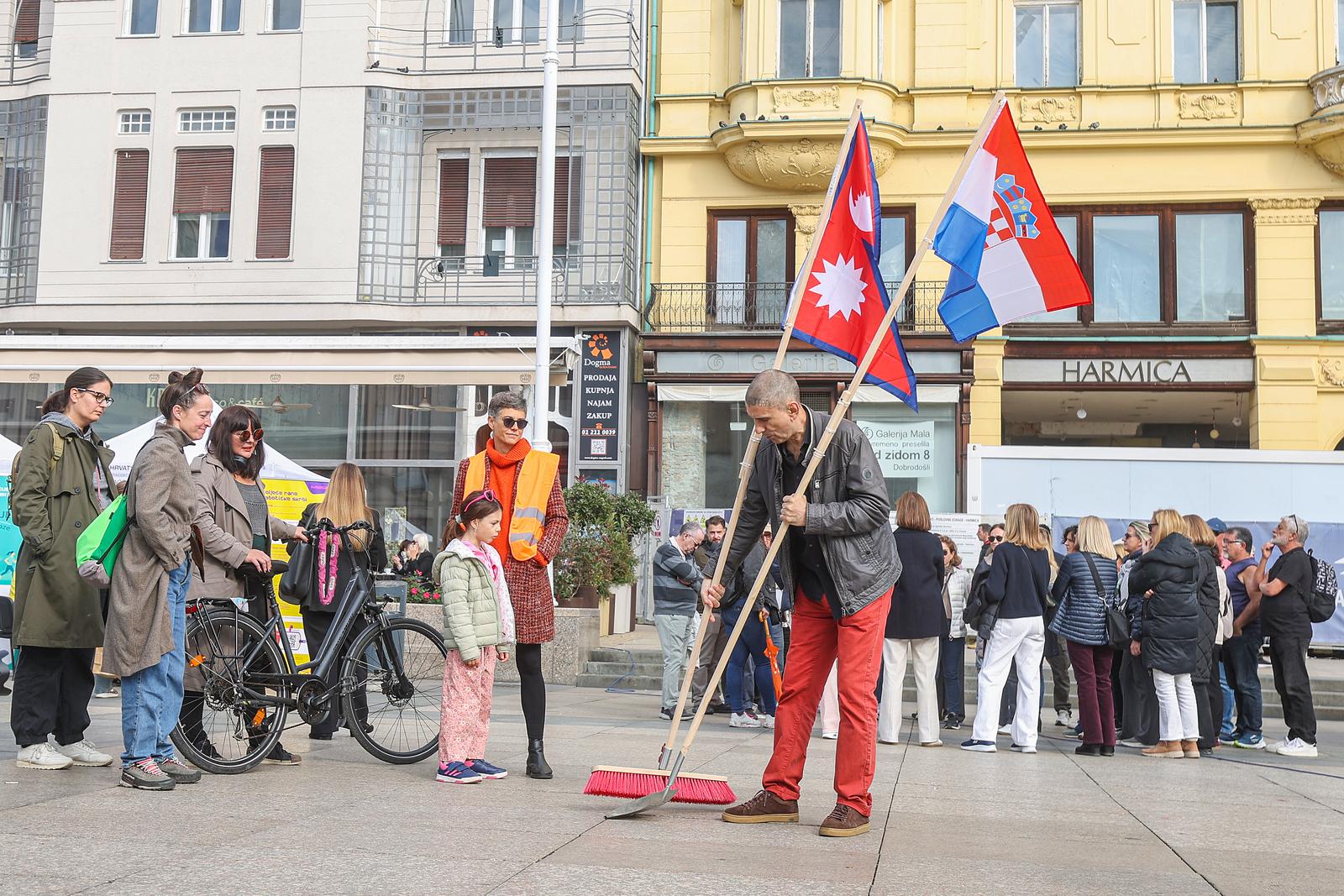 18.10.2025., Trg bana Josipa Jelacica, Zagreb - Javni performans umjetnika Sinise Labrovica Zastave svih zemalja, ujedinite se na Trgu bana Jelacica koji je trebao biti izveden na Oglede festivalu u Velikoj Gorici, a bio je otkazanom zbog pritisaka.  Photo: Goran Stanzl/PIXSELL