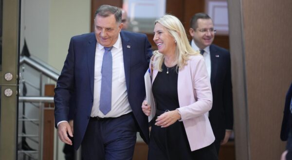 18.10.2025., Banja Luka (BiH) – U Banja Luci se odrzava posebna sjednica NSRS na cijem je dnevnom redu odluka o privremenom obavljanju neodloznih poslova iz nadleznosti predsjednika Srpske, ciji su predlagaci narodni poslanici vecine okupljene oko SNSD. NSRS danas odrzava dvije posebne sjednice – na prvoj se razmatra prijedlog o imenovanju vrsioca duznosti predsjednika, a na drugoj stavljanje van snage zakona koje su osporili ustavni sudovi RS i BiH. Ocekivan je izbor Ane Trisic Babic za vrsioca duznosti predsjednika RS. Ovo je vjerovatno jedno od posljednjih pojavljivanja Milorada Dodika kao predsjednika RS.
Photo: Dejan Rakita/Pixsell Photo: Dejan Rakita/PIXSELL