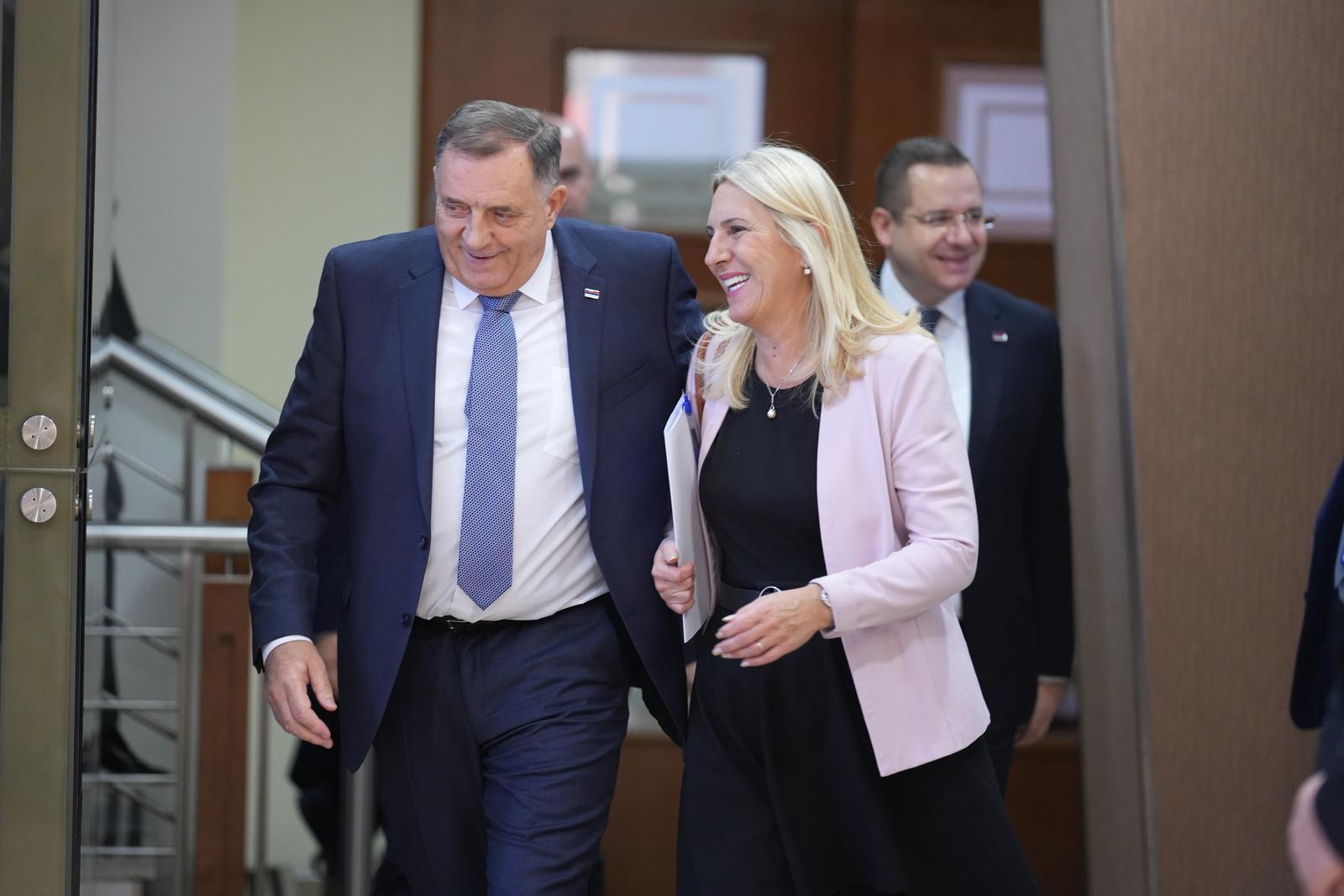 18.10.2025., Banja Luka (BiH) – U Banja Luci se odrzava posebna sjednica NSRS na cijem je dnevnom redu odluka o privremenom obavljanju neodloznih poslova iz nadleznosti predsjednika Srpske, ciji su predlagaci narodni poslanici vecine okupljene oko SNSD. NSRS danas odrzava dvije posebne sjednice – na prvoj se razmatra prijedlog o imenovanju vrsioca duznosti predsjednika, a na drugoj stavljanje van snage zakona koje su osporili ustavni sudovi RS i BiH. Ocekivan je izbor Ane Trisic Babic za vrsioca duznosti predsjednika RS. Ovo je vjerovatno jedno od posljednjih pojavljivanja Milorada Dodika kao predsjednika RS.
Photo: Dejan Rakita/Pixsell Photo: Dejan Rakita/PIXSELL