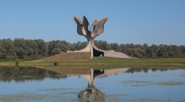 19.09.2025.,Jasenovac - Na prostoru nekidasnjeg koncentracijskog  logora Jasenovac, najveceg  logora za ubijanje i istrebljenje u vremenu Nezavisne Drzave Hrvatske nalazi se memorijalni centar i spomenik. Kameni cvijet, ciji arhitekt je Bogdan Bogdanovic, predstavlja lopuc. Simbol je njeznosti i ljepote te od 1966. godine kada je svecano otvoren sluzi kao spomen na sve zrtve koncentracijskog logora Jasenovac.  Photo: Marko Seper/PIXSELL