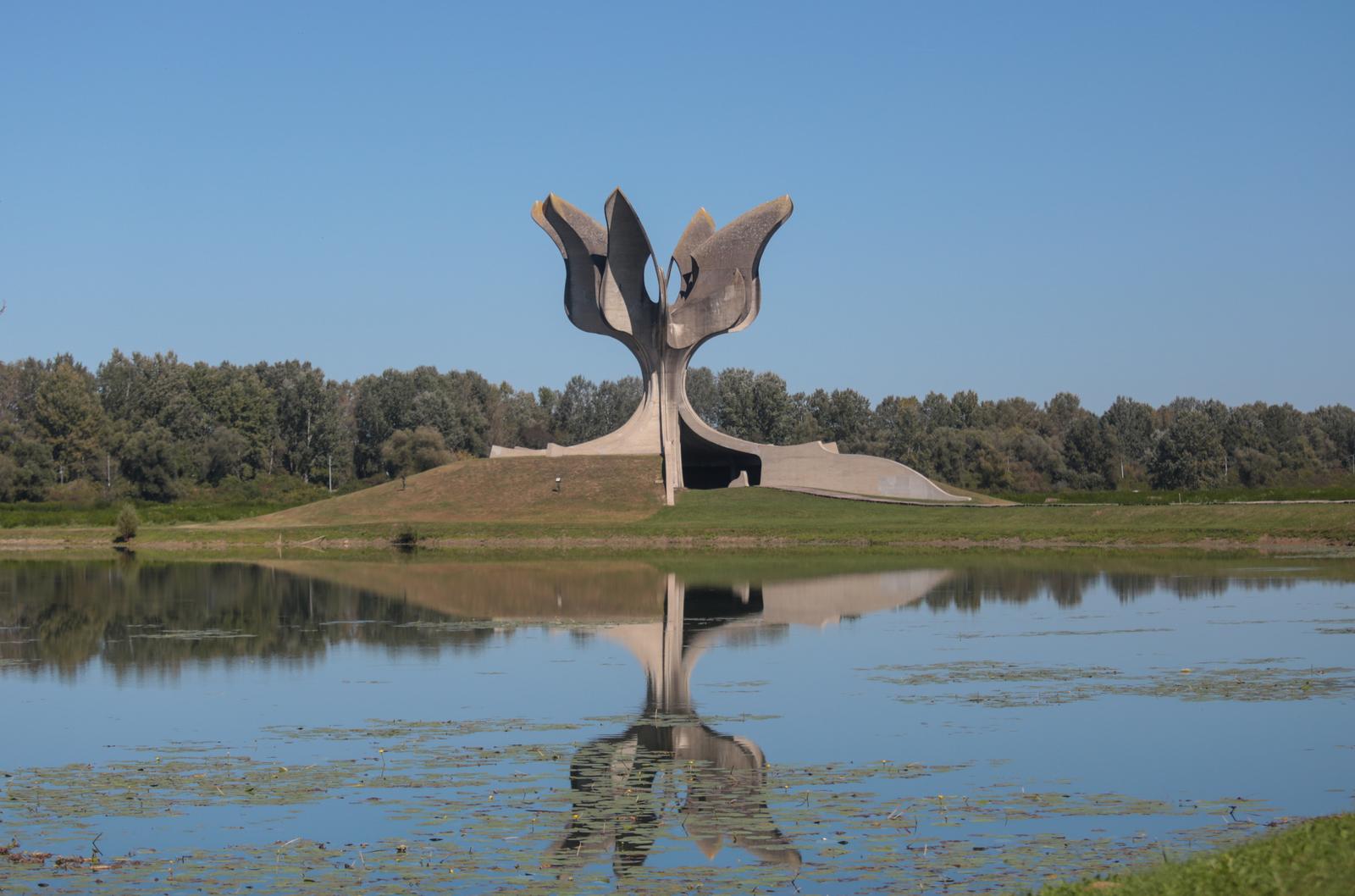 19.09.2025.,Jasenovac - Na prostoru nekidasnjeg koncentracijskog  logora Jasenovac, najveceg  logora za ubijanje i istrebljenje u vremenu Nezavisne Drzave Hrvatske nalazi se memorijalni centar i spomenik. Kameni cvijet, ciji arhitekt je Bogdan Bogdanovic, predstavlja lopuc. Simbol je njeznosti i ljepote te od 1966. godine kada je svecano otvoren sluzi kao spomen na sve zrtve koncentracijskog logora Jasenovac.  Photo: Marko Seper/PIXSELL