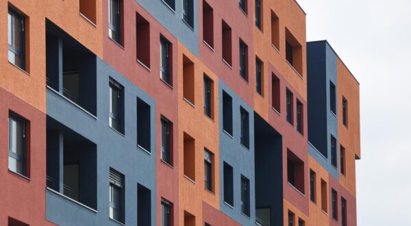 20.08.2024., Zagreb - Neki za ulaganje biraju dionice, drugi se okrecu kriptovalutama, a sve popularniji oblik ulaganja koji nudi odlican balans sigurnosti i prinosa je kupnja nekretnine. Ilustracija - izgradnja novi stanova i poslovnih prostora te ulaganje u nekretnine na podrucju Crnomerca.  Photo: Sanjin Strukic/PIXSELL