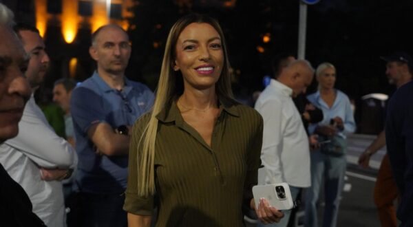 19, August, 2025, Belgrade - Ministers in the Government of the Republic of Serbia and members of the Serbian Progressive Party gathered in front of the National Assembly to talk to SNS supporters and citizens, and then all watched the first match of the Champions League play-offs between Red Star Belgrade and Pafos on a video screen. Adrijana Mesarovic. Photo: Antonio Ahel/ATAImages

19, avgust 2025, Beograd - Ministri u Vladi Republike Srbije i clanovi Srpske napredne stranke okupili su se ispred Narodne skupstine, kako bi razgovarali sa pristalicama SNS i gradjanima, a nakon toga svi zajedno na video bimu gledali prvi mec plej-ofa fudbalske Lige sampiona između Crvene zvezde i Pafosa. Photo: Antonio Ahel/ATAImages Photo: Antonio Ahel/ATAImages/PIXSELL