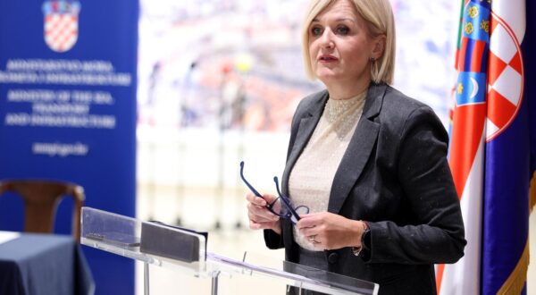 20.10.2025.., Rijeka - Potpredsjednik Vlade i ministar mora, prometa i infrastrukture Oleg Butkovic u  radnom posjetu Primorsko-goranskoj zupaniji. Svecanost potpisivanja Ugovora o dodjeli bespovratnih sredstava za projekt Elektrifikacija javnog autobusnog prijevoza putnika KD Autotrolej Photo: Nel Pavletic/PIXSELL