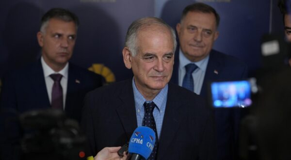 20.10.2025., Banja Luka (BiH) – U Vijecnici Kulturnog centra Banski dvor veceras se odrzala promocija knjige „Itamar K.“ autora Iddoa Netanyahua, brata izraelskog premijera Benjamina Netanyahua. Iddo Netanyahu, najmladji brat Benjamina Netanyahua, studirao je u SAD-u, ali je studije napustio kako bi se borio za Izrael tokom Jomkipurskog rata. Danas radi kao radiolog i aktivni je pisac od 2008. godine.
Photo: Dejan Rakita/Pixsell Photo: Dejan Rakita/PIXSELL